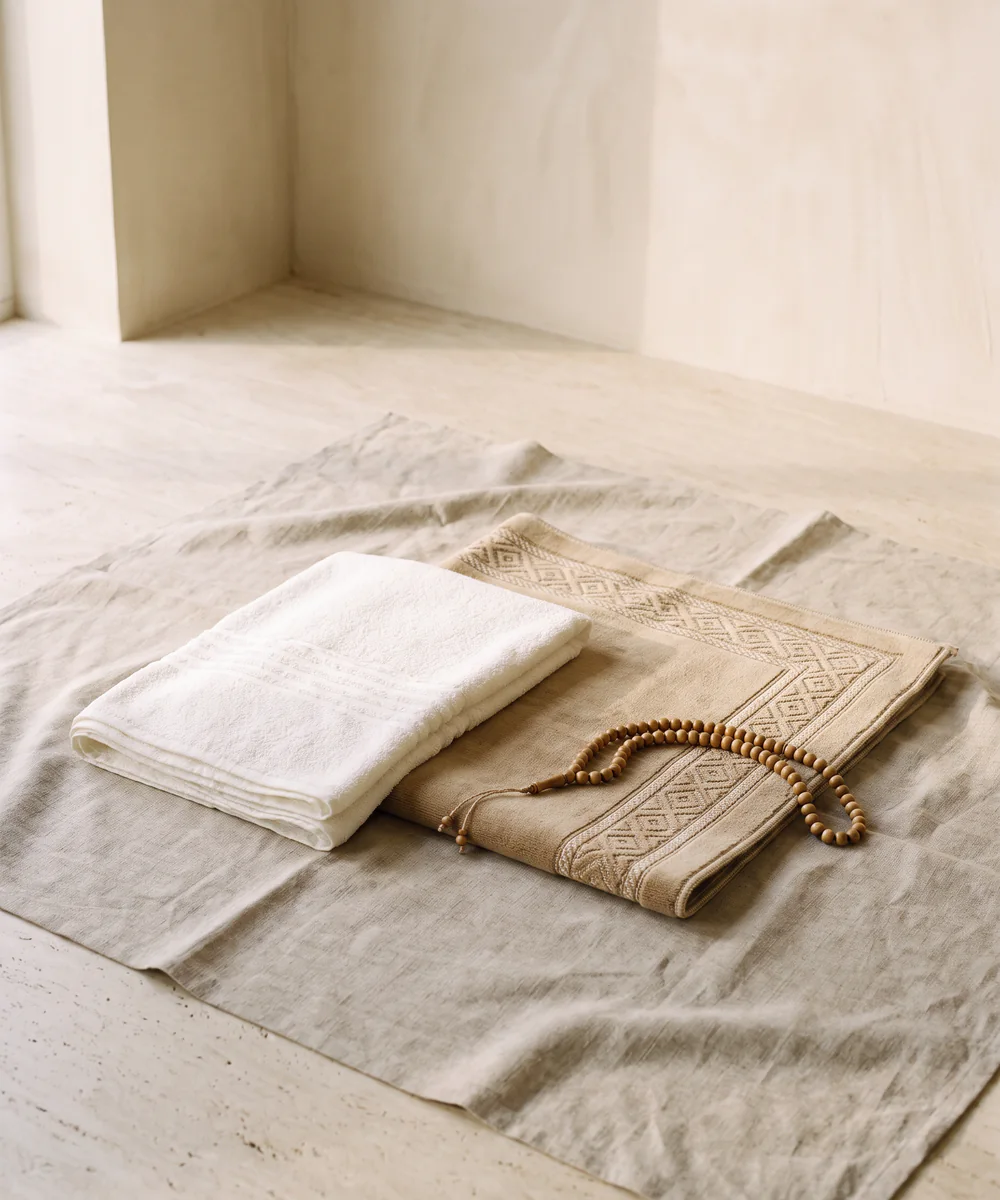 Hac ve umre için ihram örtüsü ve seccade, sıcak ivory zeminde